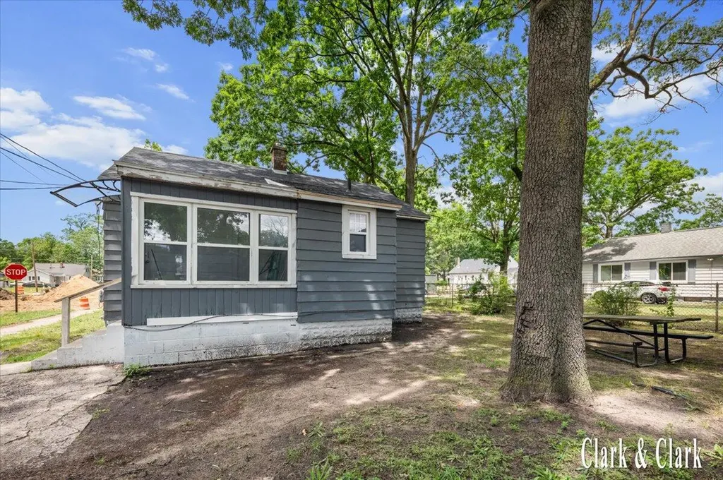 2044 Wood Street Muskegon Heights City MI 49444