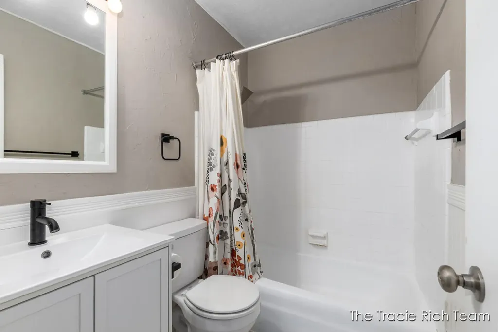 2670 Ridgecroft Drive SE Kentwood City MI 49546