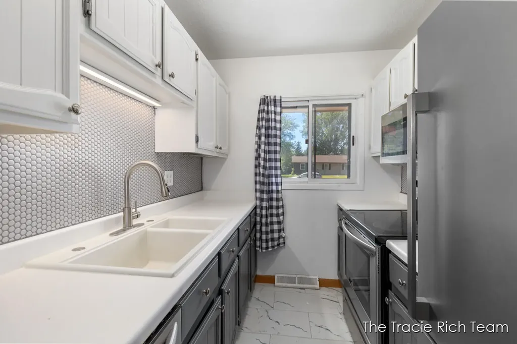 2670 Ridgecroft Drive SE Kentwood City MI 49546