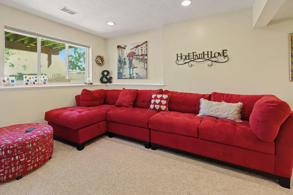 3910 Avery Drive NW Walker City MI 49534