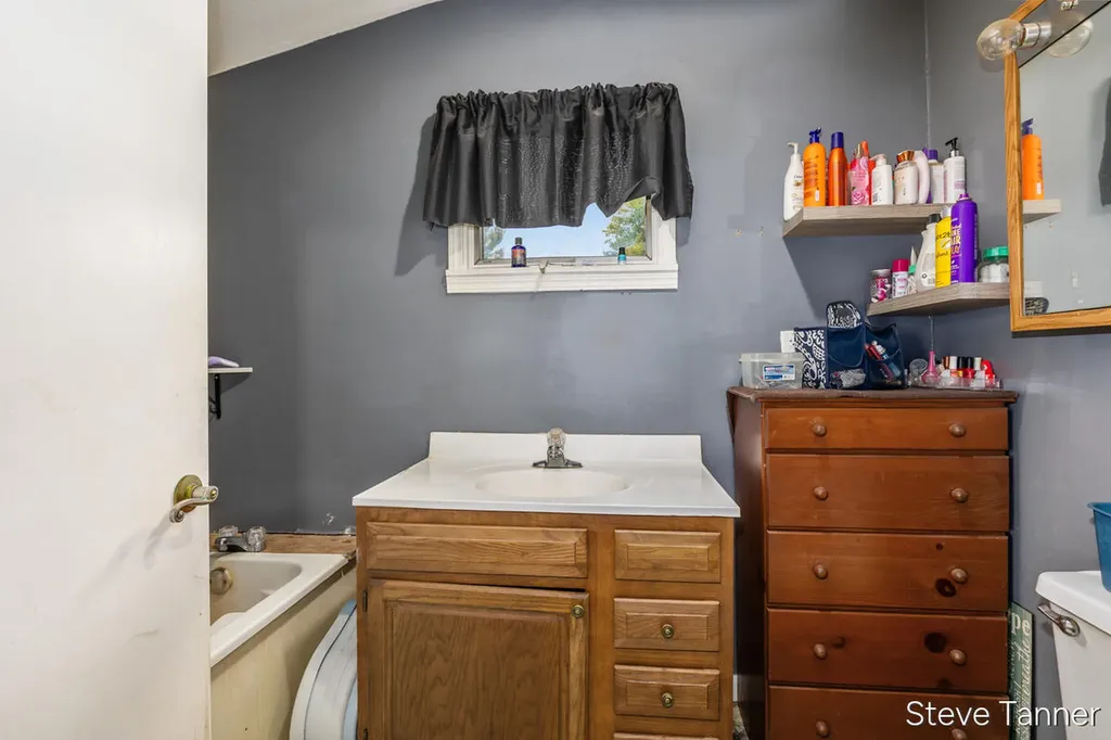 117 W Pine Street Unknown City MI 48829