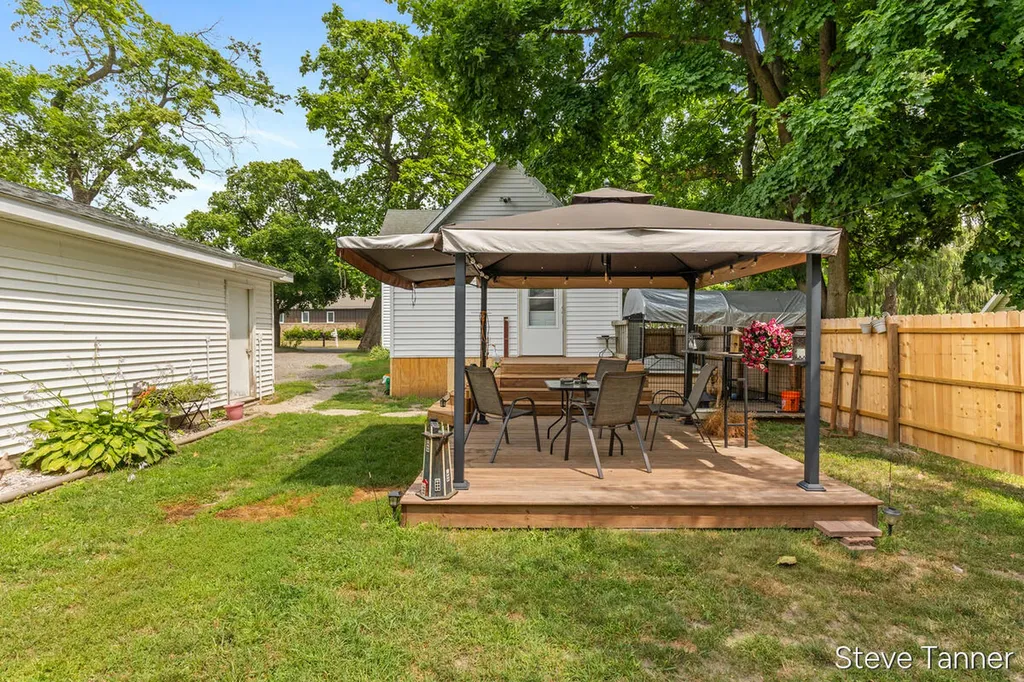 117 W Pine Street Unknown City MI 48829