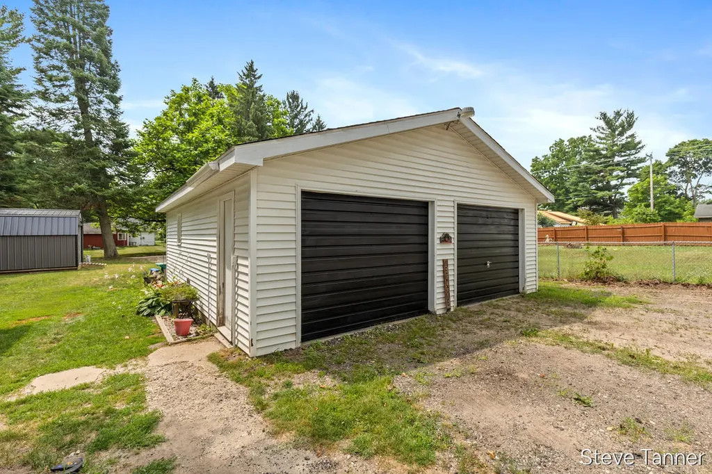 117 W Pine Street Unknown City MI 48829