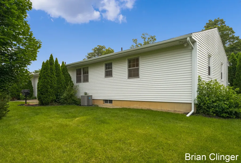 4707 SE Bonnie Avenue SE Kentwood City MI 49508