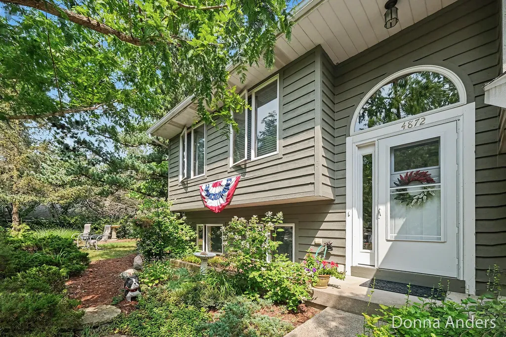 4872 Oakway Court NE Plainfield Charter Township MI 49525