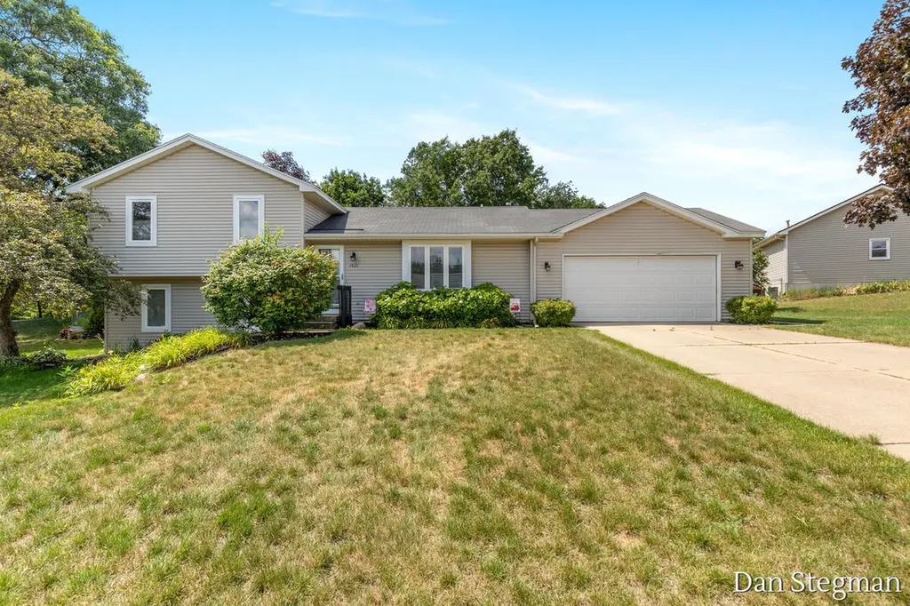 1421 Hollow Ridge Drive NE Rockford City MI 49341
