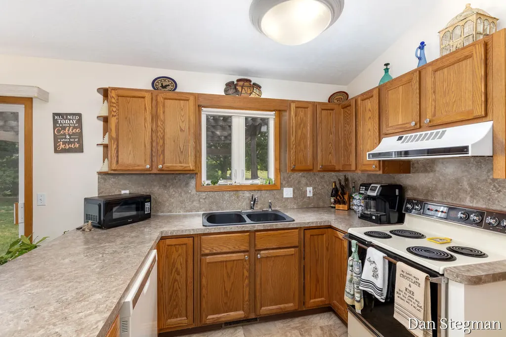 1421 Hollow Ridge Drive NE Rockford City MI 49341