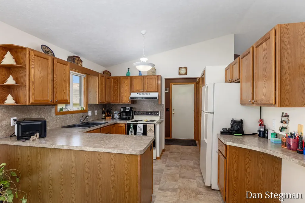 1421 Hollow Ridge Drive NE Rockford City MI 49341