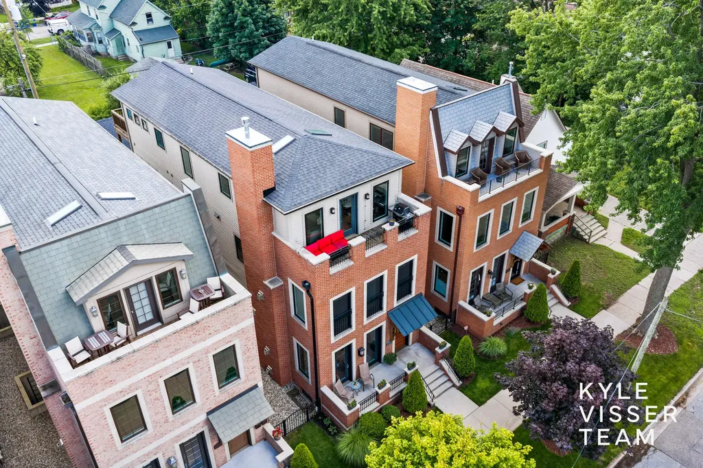 542 Fairview Avenue NE Grand Rapids City MI 49503