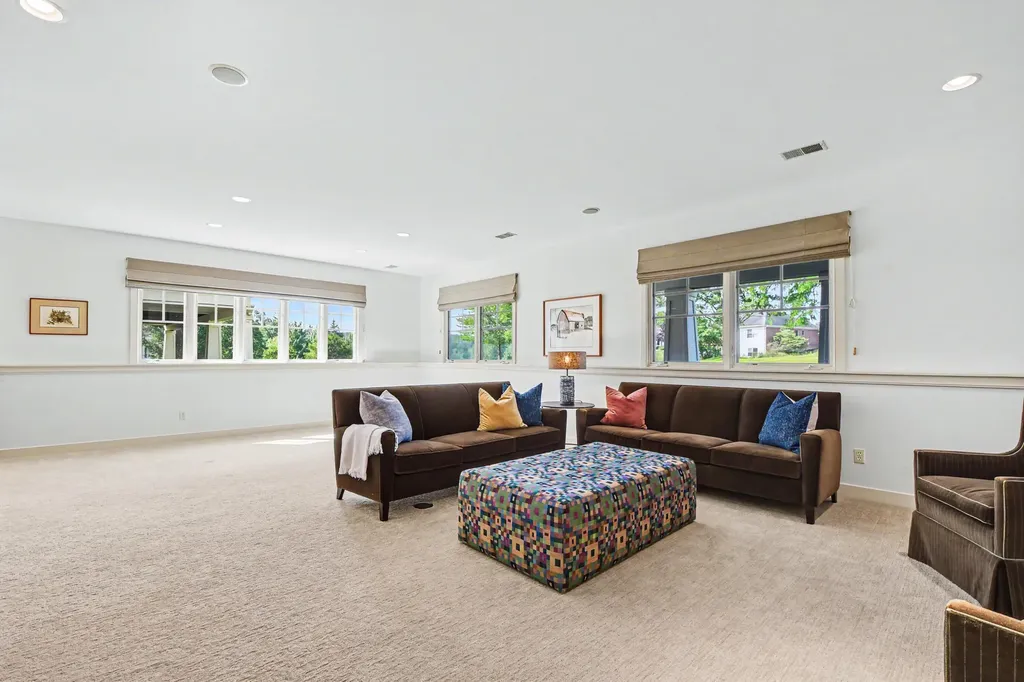 5526 Alhambra Drive SE Cascade Charter Township MI 49546
