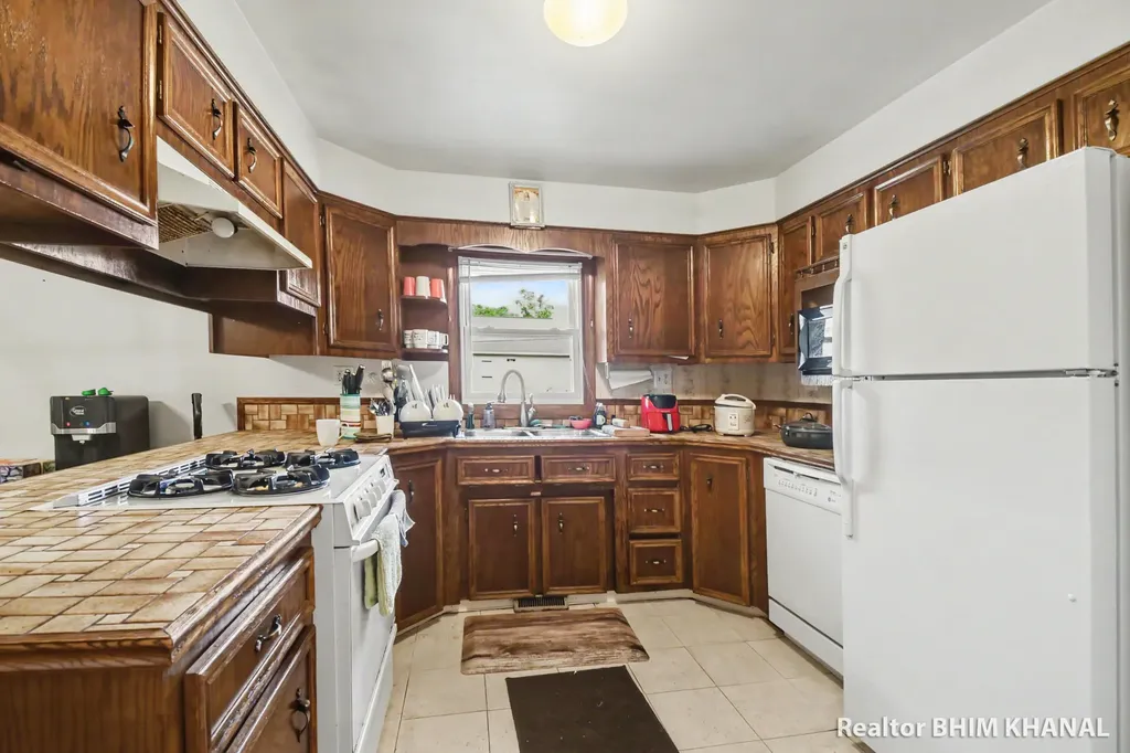 102 Sluyter Street SE Kentwood City MI 49548