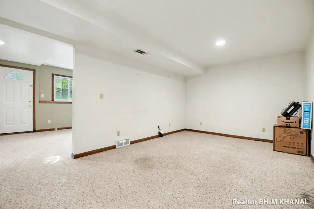 102 Sluyter Street SE Kentwood City MI 49548