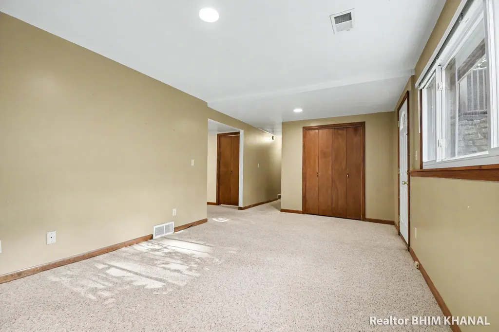 102 Sluyter Street SE Kentwood City MI 49548