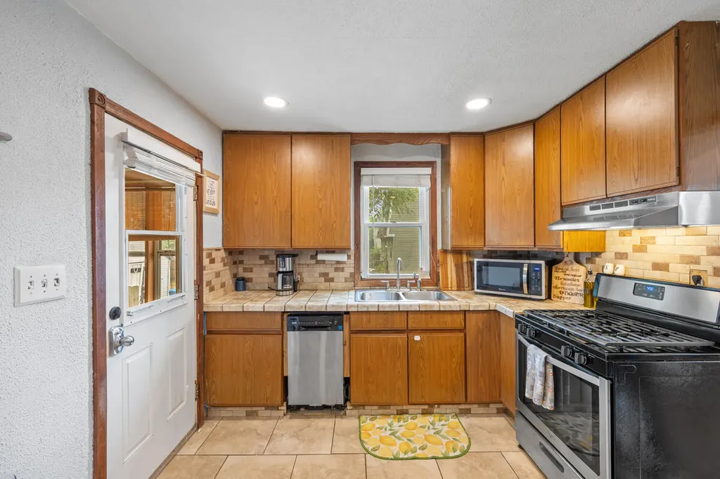 1628 Pennoyer Avenue Grand Haven City MI 49417