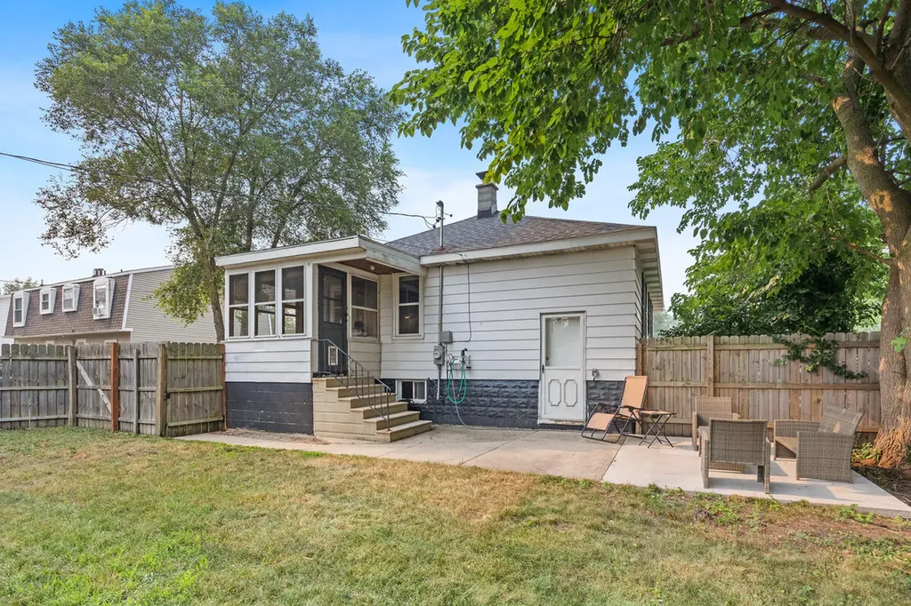 1628 Pennoyer Avenue Grand Haven City MI 49417