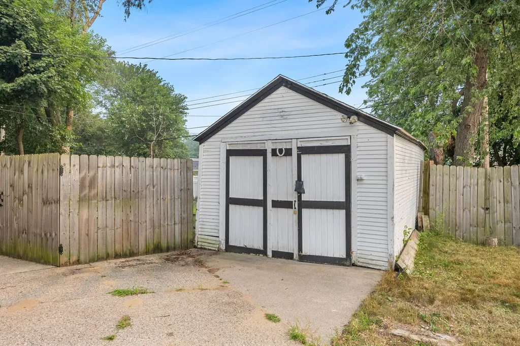 1628 Pennoyer Avenue Grand Haven City MI 49417