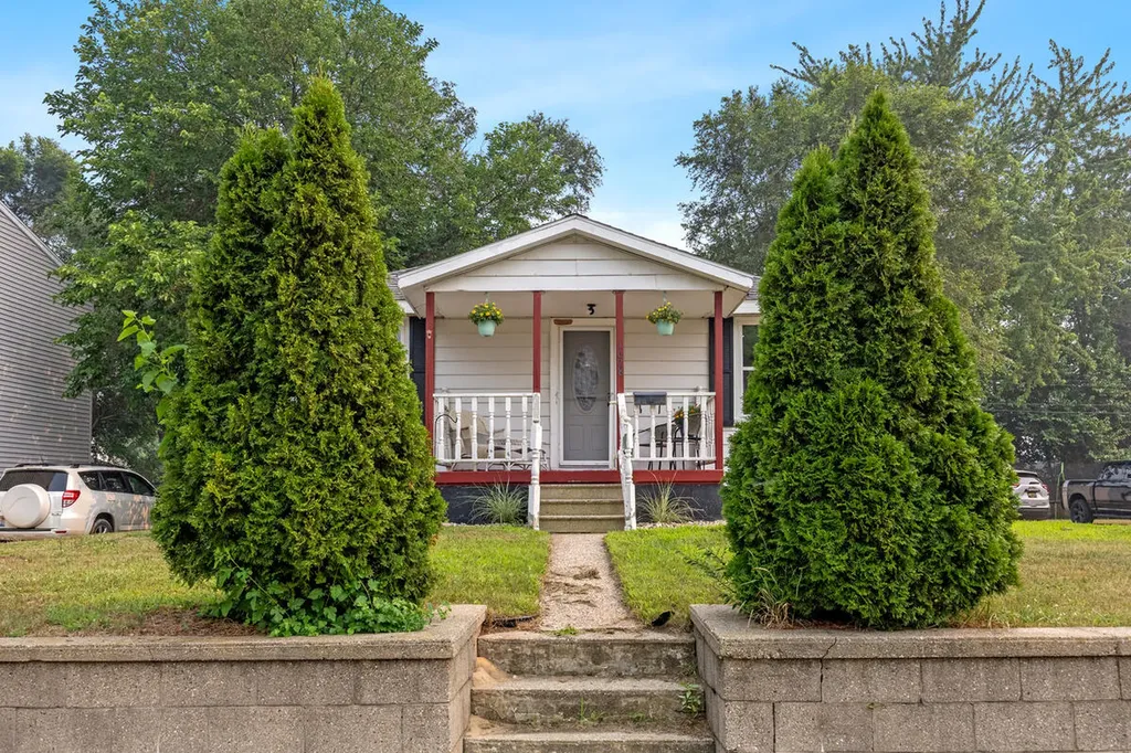 1628 Pennoyer Avenue Grand Haven City MI 49417