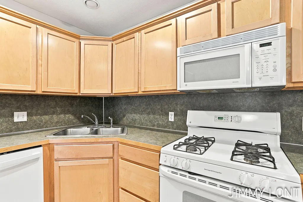 3074 W Crystal Waters Drive Holland Charter Township MI 49424
