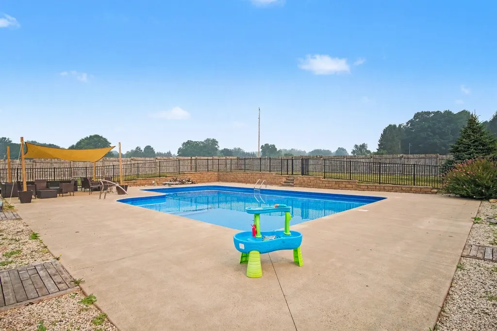 623 W 44th Street Fremont City MI 49412