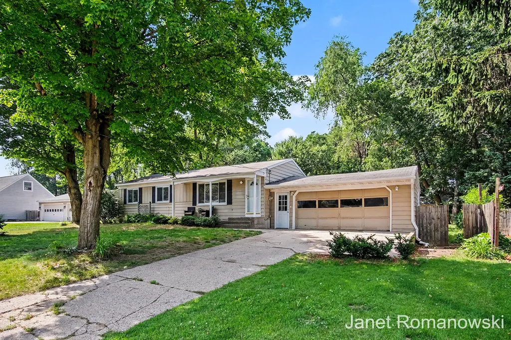 11141 Woodbushe Drive SE Lowell Charter Township MI 49331