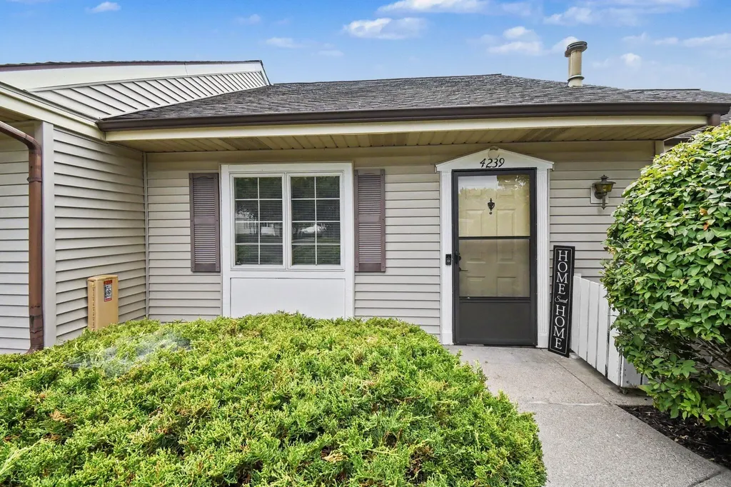 4239 SE Eastcastle Court SE Grand Rapids City MI 49508