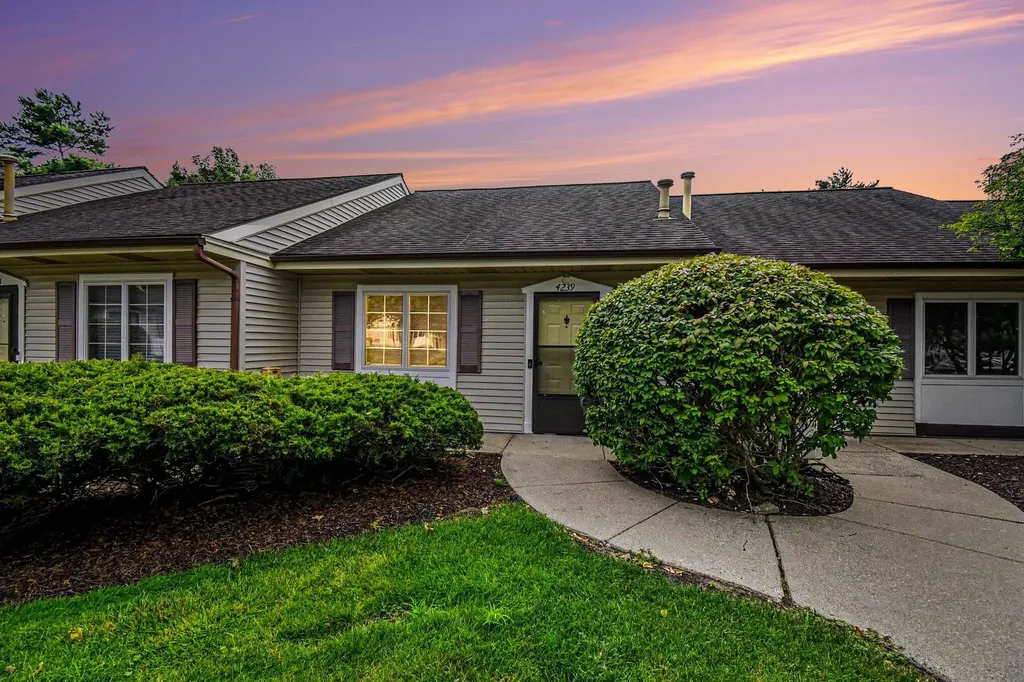 4239 SE Eastcastle Court SE Grand Rapids City MI 49508
