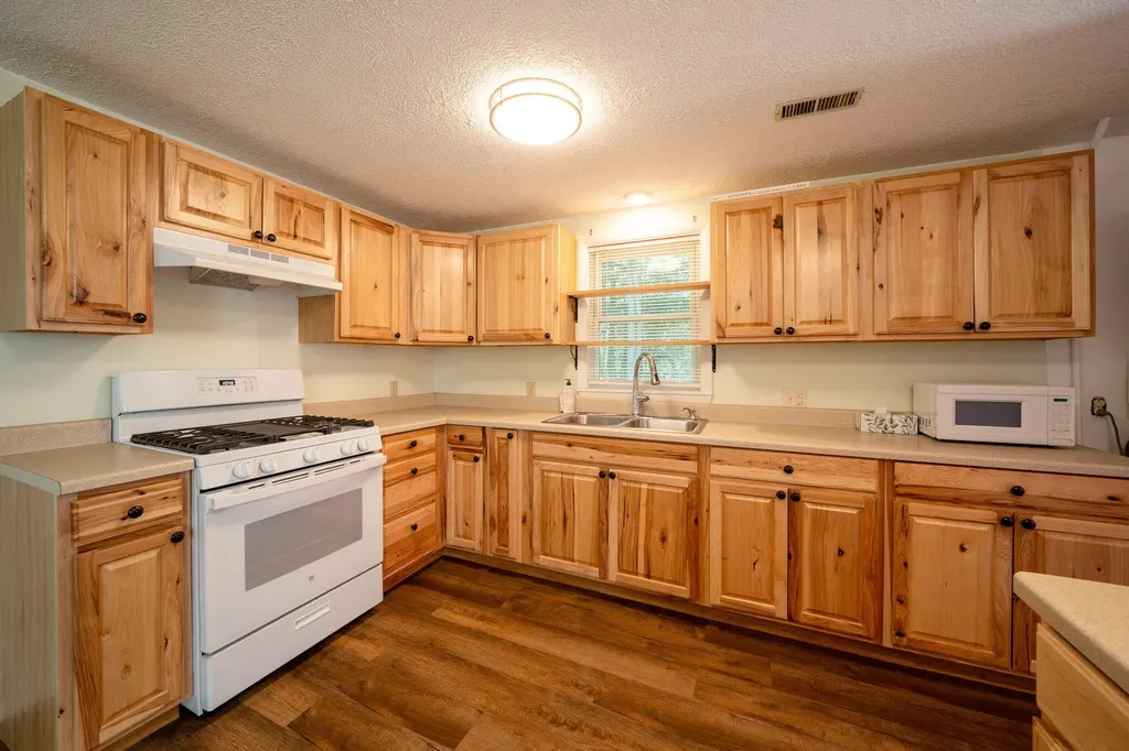10182 Bertrand Boulevard Unknown City MI 49677