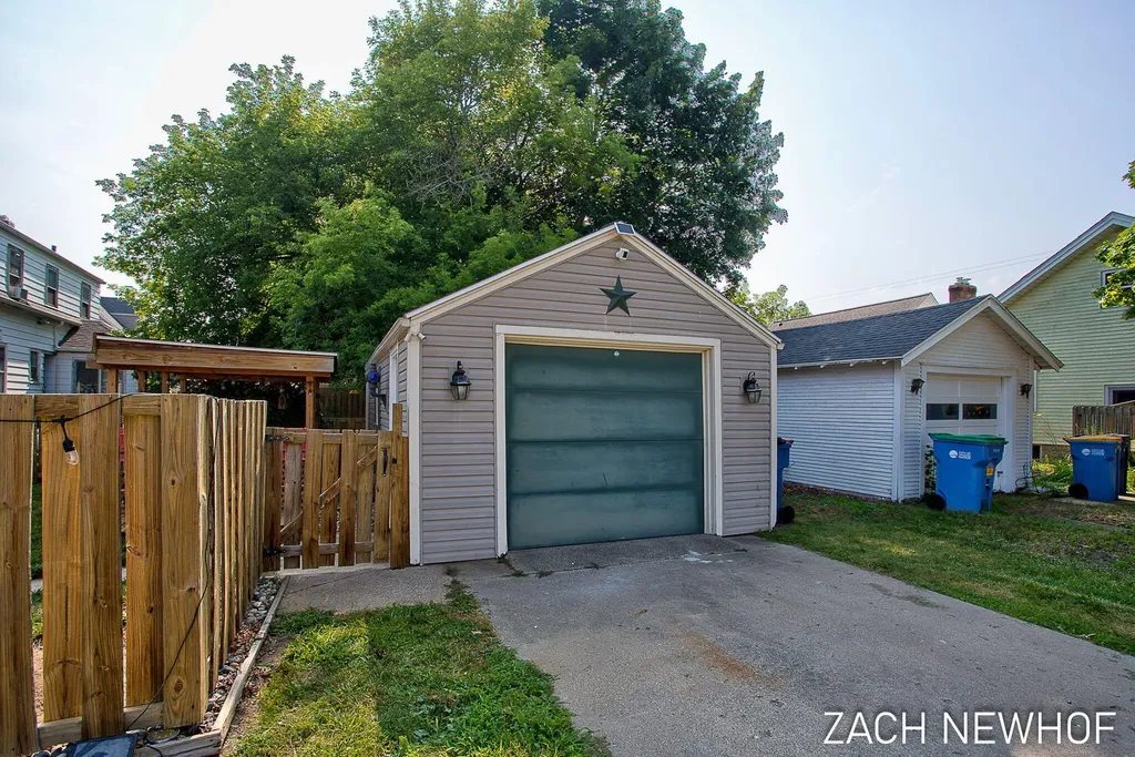 1000 Oaklawn Street NE Grand Rapids City MI 49505