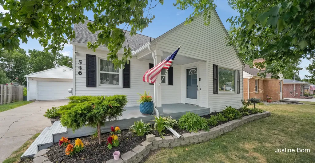 546 Ferris Street NW Walker City MI 49544