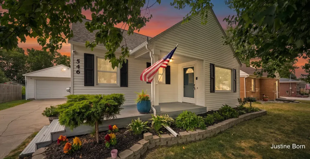 546 Ferris Street NW Walker City MI 49544