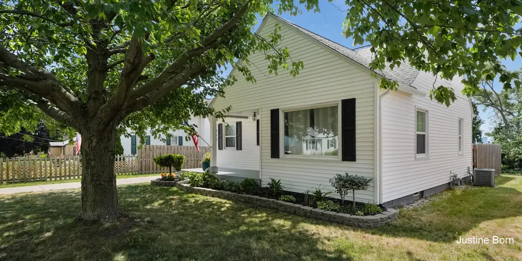 546 Ferris Street NW Walker City MI 49544