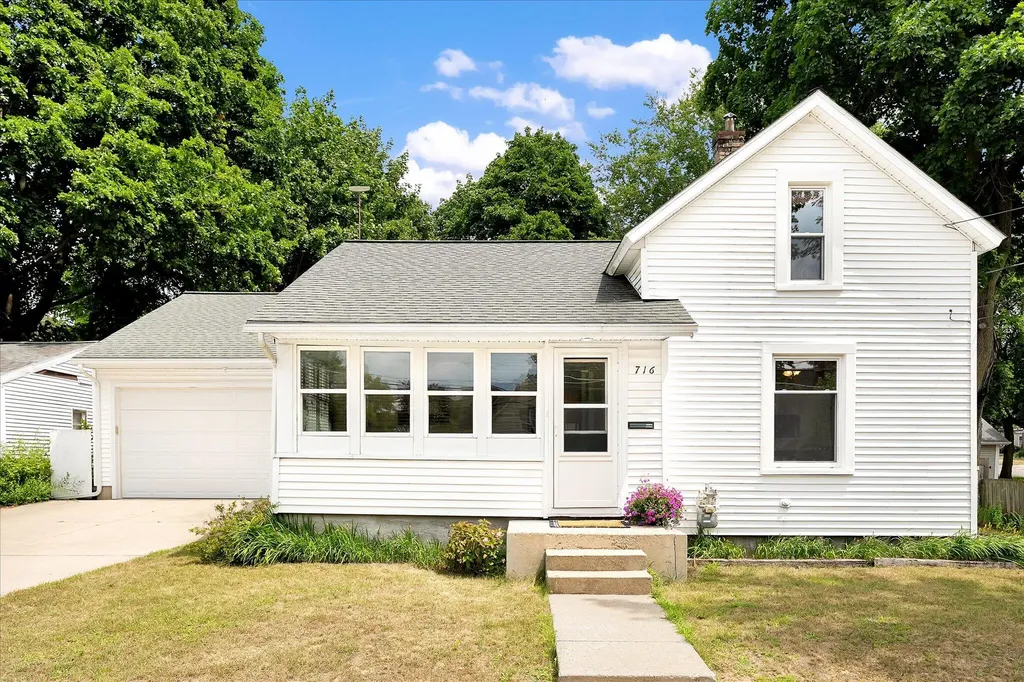 716 Pleasant Street Belding City MI 48809