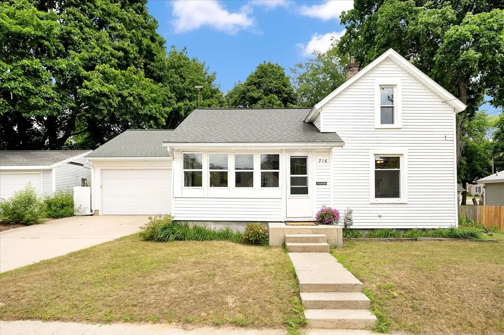 716 Pleasant Street Belding City MI 48809