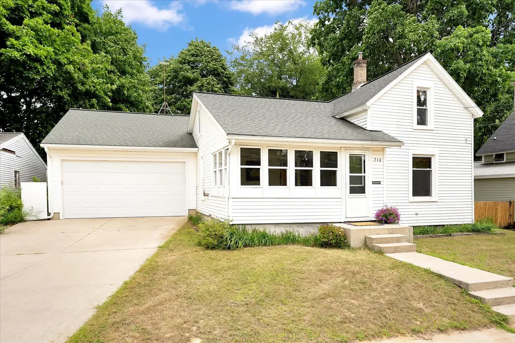716 Pleasant Street Belding City MI 48809