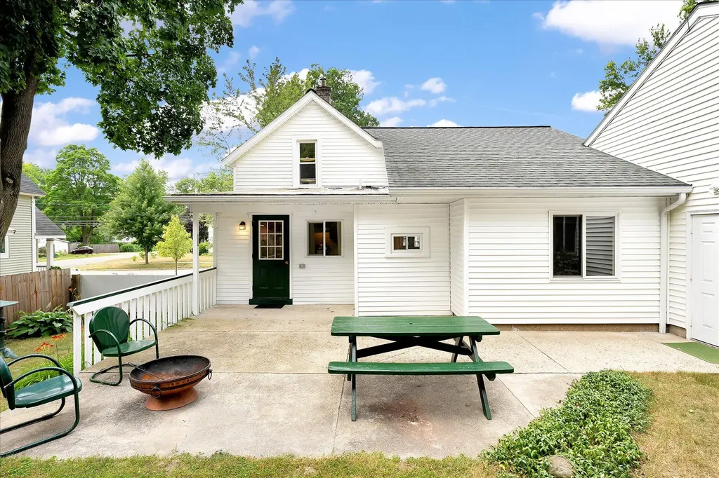 716 Pleasant Street Belding City MI 48809