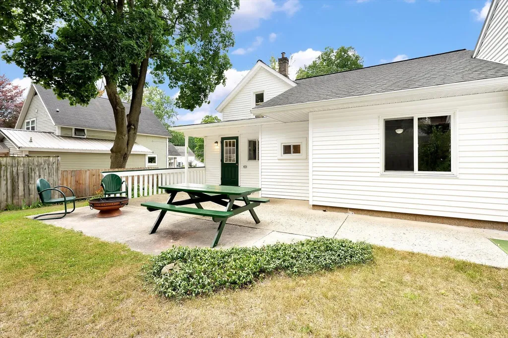 716 Pleasant Street Belding City MI 48809