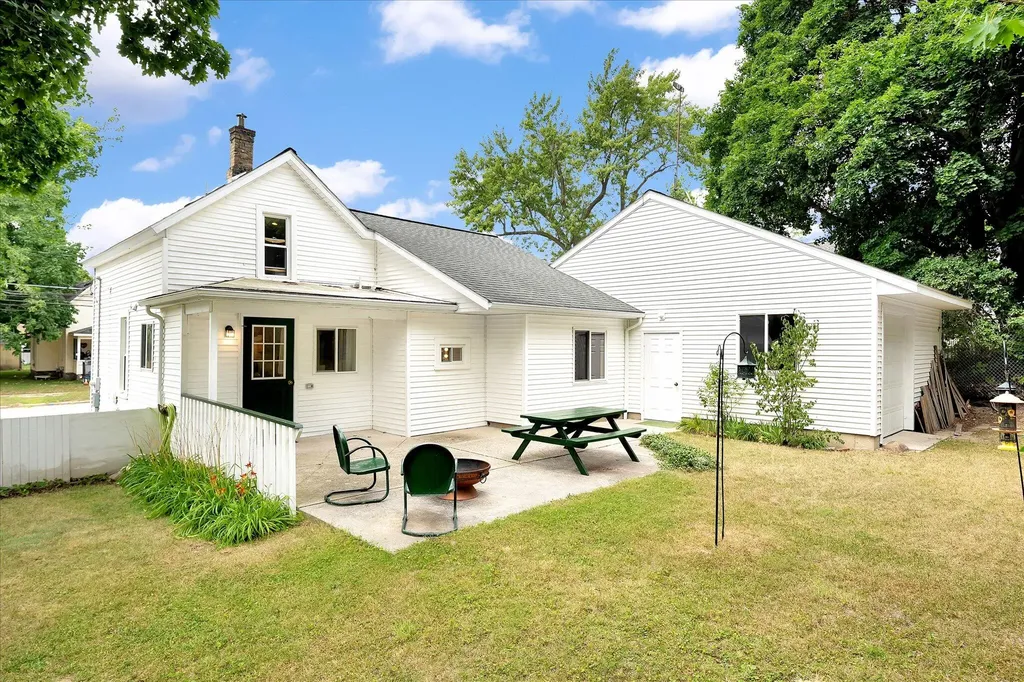 716 Pleasant Street Belding City MI 48809
