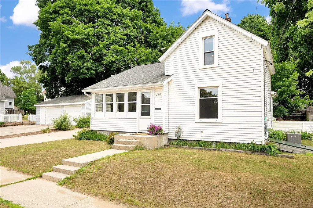 716 Pleasant Street Belding City MI 48809
