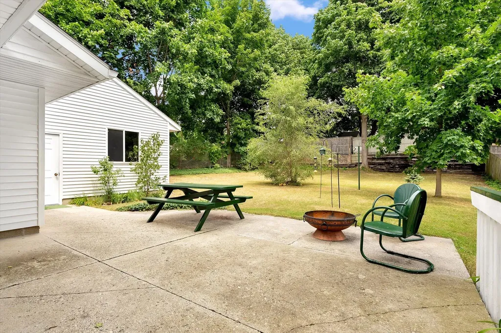 716 Pleasant Street Belding City MI 48809