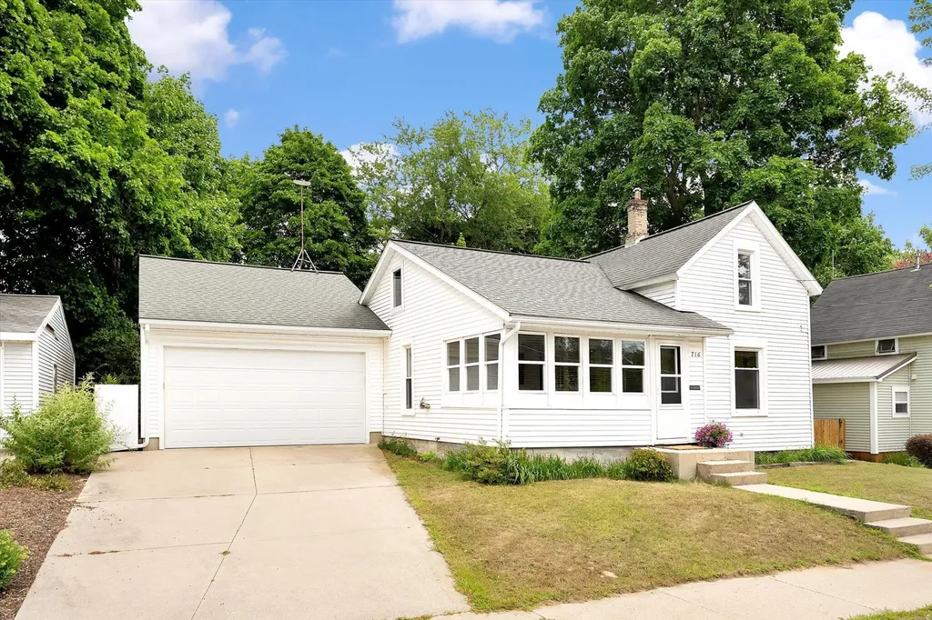 716 Pleasant Street Belding City MI 48809