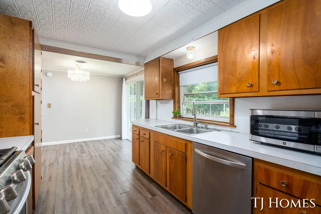2215 Maguire Avenue NE Grand Rapids Charter Township MI 49525