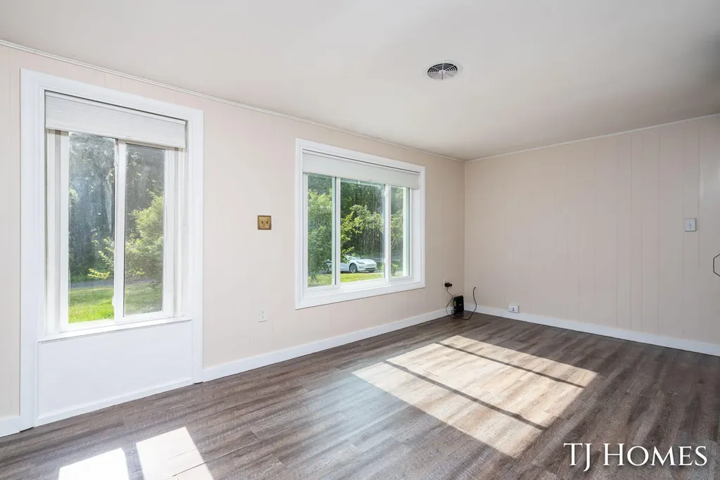 2215 Maguire Avenue NE Grand Rapids Charter Township MI 49525