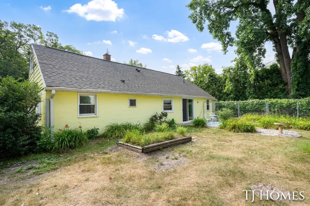 2215 Maguire Avenue NE Grand Rapids Charter Township MI 49525