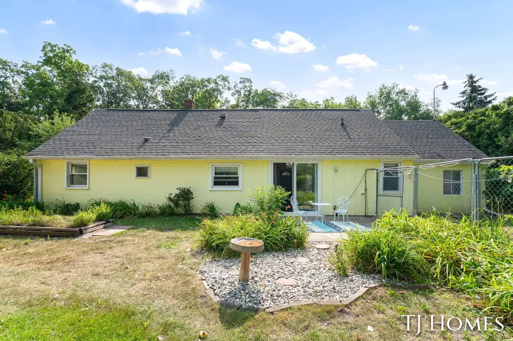 2215 Maguire Avenue NE Grand Rapids Charter Township MI 49525