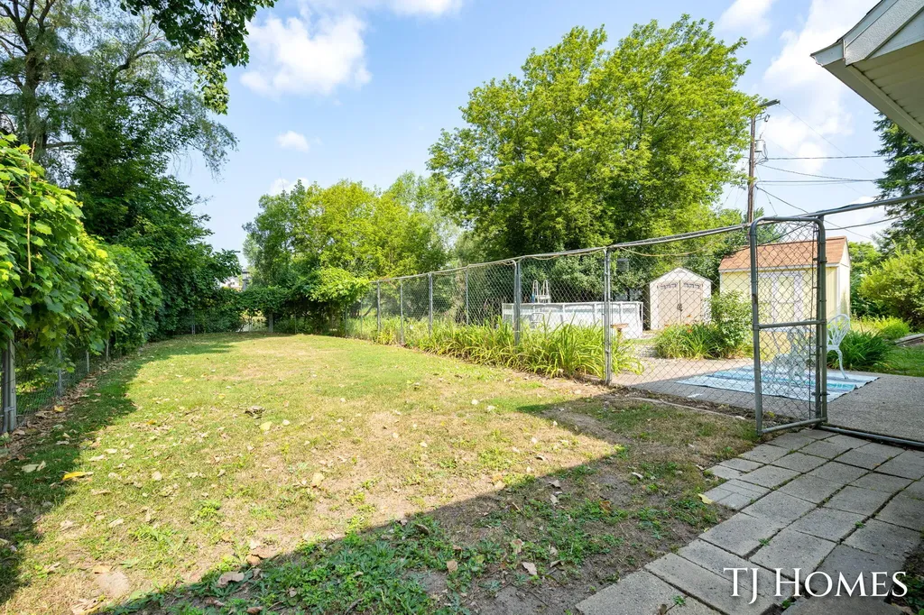 2215 Maguire Avenue NE Grand Rapids Charter Township MI 49525