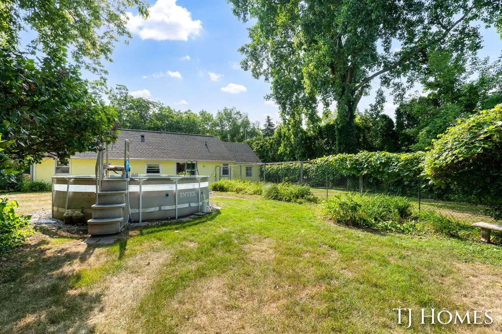 2215 Maguire Avenue NE Grand Rapids Charter Township MI 49525
