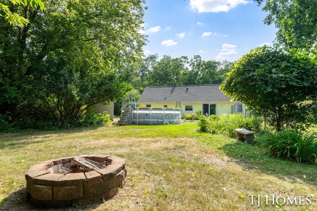 2215 Maguire Avenue NE Grand Rapids Charter Township MI 49525