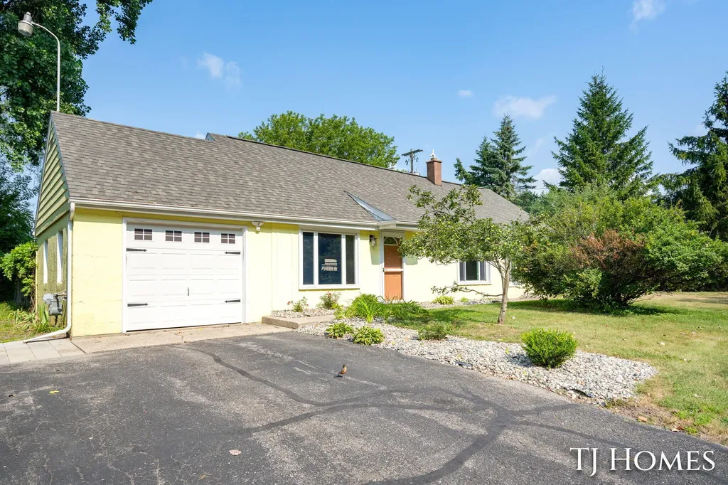 2215 Maguire Avenue NE Grand Rapids Charter Township MI 49525