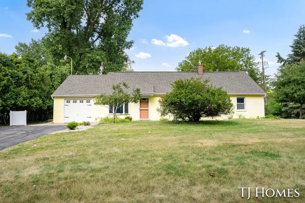 2215 Maguire Avenue NE Grand Rapids Charter Township MI 49525