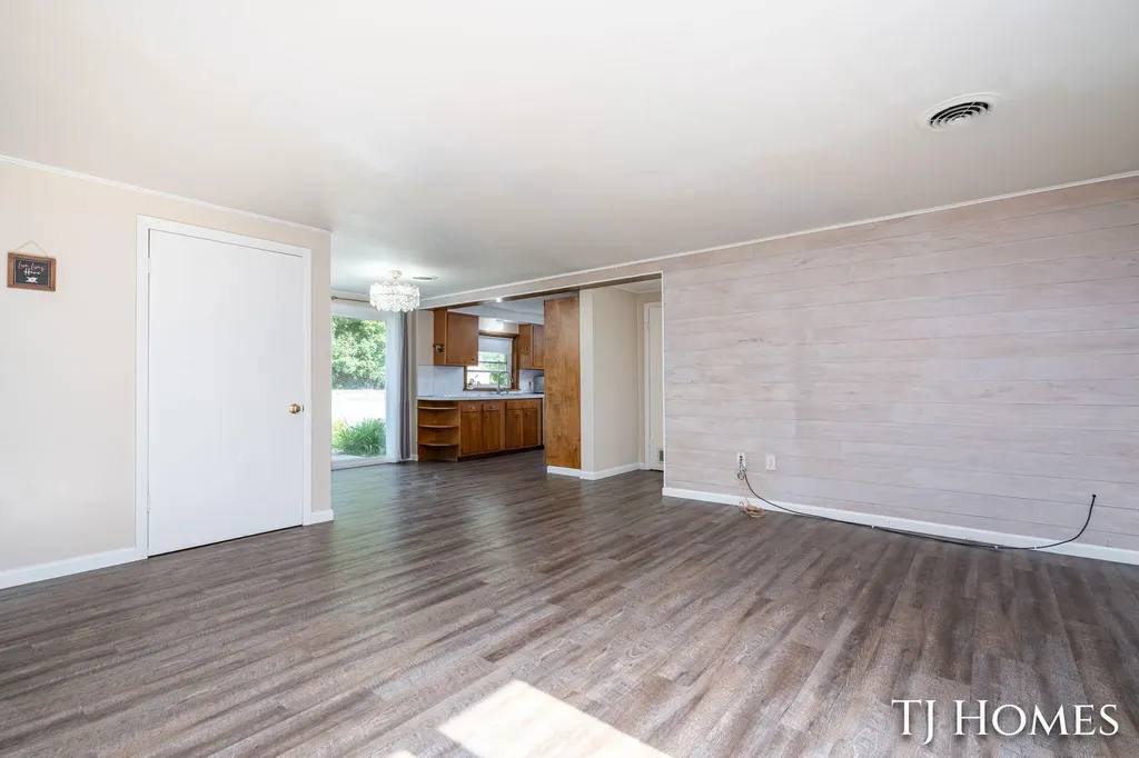 2215 Maguire Avenue NE Grand Rapids Charter Township MI 49525